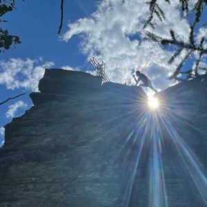 Una croce tra le nuvole